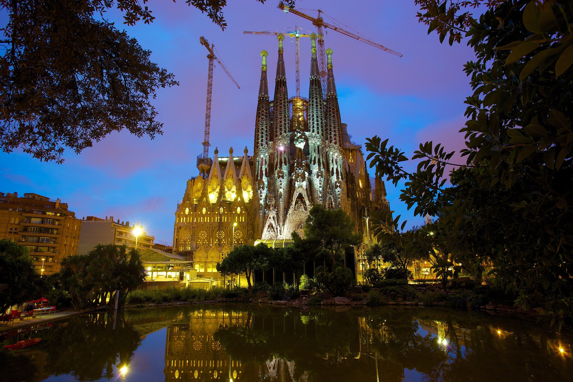 Sagrada Família iluminada ao anoitecer, em Barcelona
