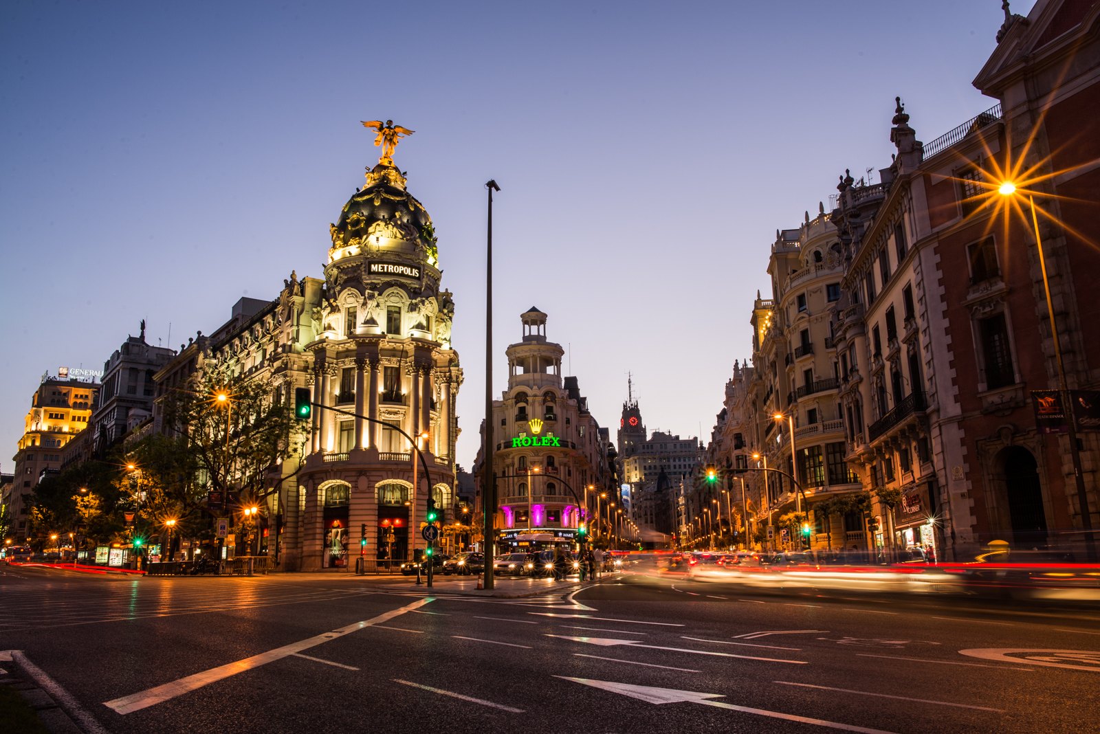 Edifício Metrópolis e a Gran Vía de Madri iluminados à noite