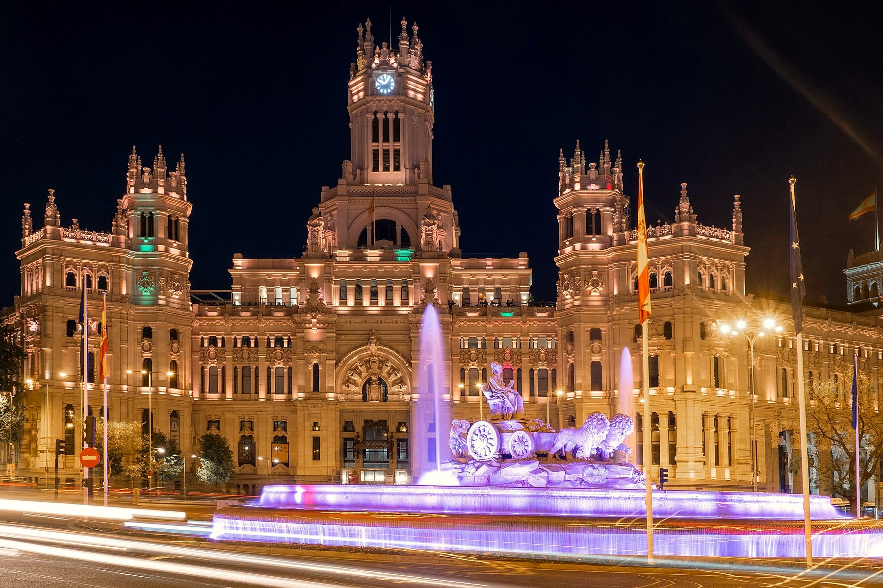 Praça de Cibeles iluminada à noite